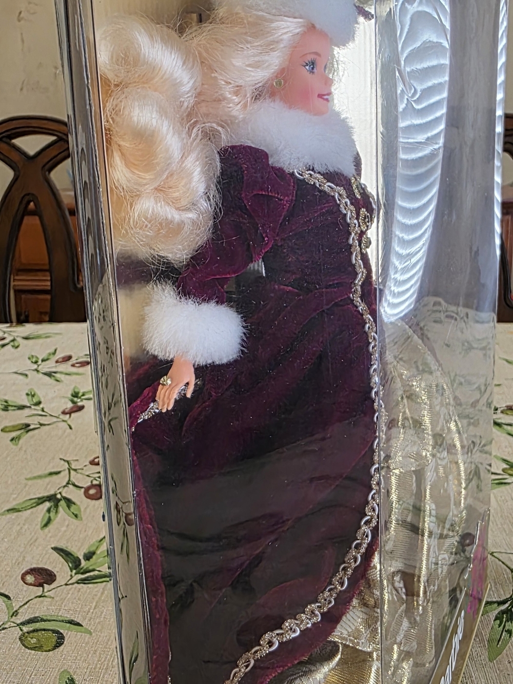 1996 Happy Holidays Barbie Purple Eye Variant - Picture 4 of 9